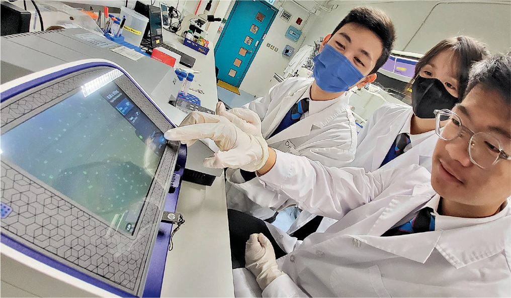 直資學校中華基金中學現已於科學課應用AI,圖為該校同學以AI分析血癌細胞凋亡情况。該校校長、課程發展議會科學教育委員會主席何廸信認為AI有助同學自主延伸學習。(校方提供)