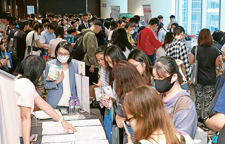 兩層展區均人潮不斷。