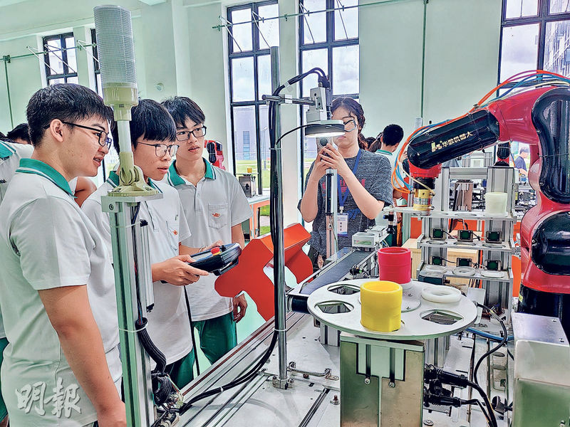  在華數機器人佛山總部基地，有職業院校學生在實習。（中新社）
