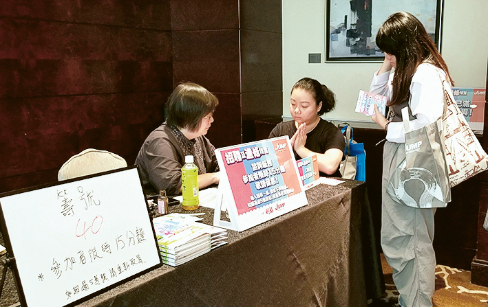 工聯會職業再訓練中心代表耐心為參加者提供修改CV的專業指導。