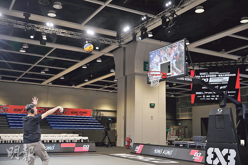 「FIBA 3x3 世界巡迴賽—香港大師賽 2025」在香港運動消閒博覽大會與賽事主辦單位「M1 Group Limited」合作下，今年移師會展舉辦，圖中LED籃板正做測試，賽事時每當有入球都會有「特別效果」的動畫播出。（何佩錡攝）