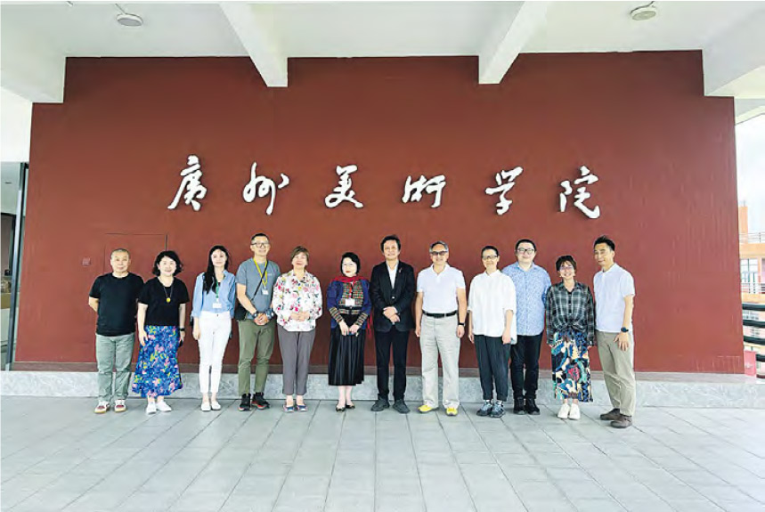 文潔華(左五)和藝術學院師生到廣州美術學院參觀,她受訪時提到廣州美術學院空間較大,在香港辦藝術教育,空間也是一大挑戰。(文潔華提供)