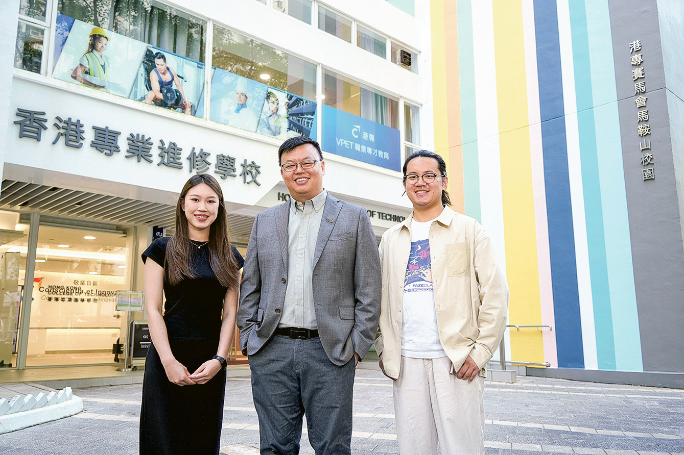 Martin Sir(圖中)表示,港專DAE課程結合性格評估與職業導向,助學生發掘潛能,規劃清晰升學就業路徑。學生鄒蘇誼左一)和吳梓軒(右一)都各自透過評估確認社工志向,現正積極裝備專業技能。