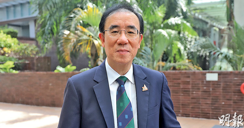 暑假將至，正是各大學忙於收生工作之時。香港大學收生及國際生交流事務總監嚴志堅接受本報及其他媒體訪問稱，「保守估計」該校下學年至少新收1400個非本地本科生，因此非本地生比例將逼近甚或略超出政府的「40%限額」。（何佩錡攝）