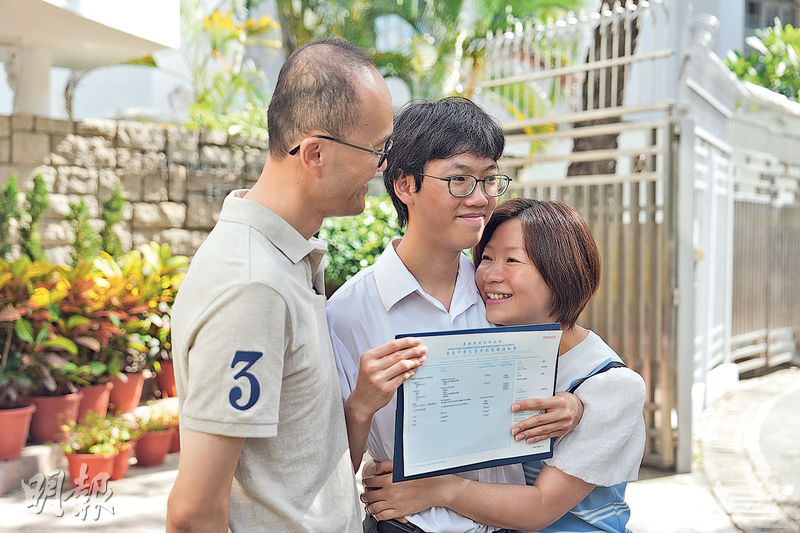 華英中學「超級狀元」黃柏熹（中）想留港讀醫，「既然係香港栽培我，我當然想回報番香港」，身體抱恙的家人亦使他堅定志向。他從小熱愛理科，閒時愛計算打桌球的角度，備試不覺壓力，更會「溫到唔知時間」。（廖凱霖攝）
