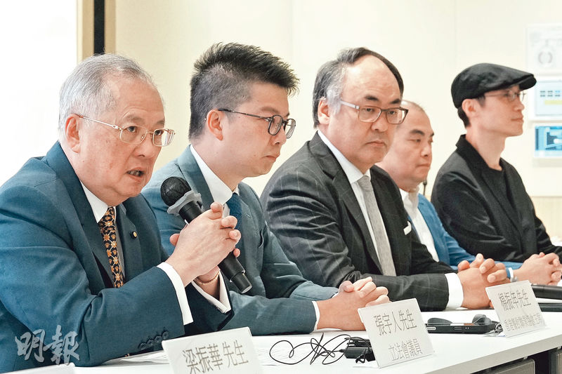 飲食界立法會議員張宇人（左一）昨與業界代表向傳媒講解輸入外勞的重要，張稱若本地已有足夠飲食業勞工，「根本我哋唔會諗輸入勞工」，業界缺乏長工對人手穩定性造成問題。（賴俊傑攝）