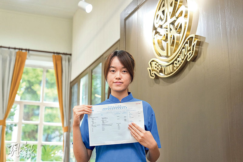 協恩中學狀元何韋瑩昨日笑言放榜後沒想過慶祝，打算「返屋企瞓覺」。她備試時愛看奇幻小說減壓，又認為「DSE不是個人戰，你會找到一班有差不多抱負的朋友，大家一起努力」。（廖凱霖攝）