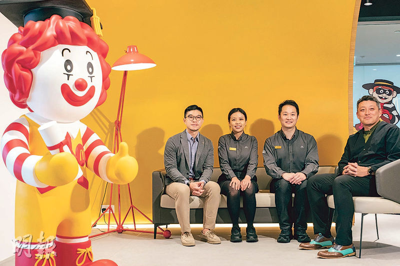 麥當勞香港首席人力資源官甘希宏(左起)、「管理發展專業文憑(資歷架構第五級)」課程畢業生兼麥當勞餐廳總經理Kelly與Jacky表示,麥當勞可成為DSE考生出路之一。學友社執行總監梁國成(右)會出席「DSE打氣Party」分享應對壓力心得。(馮凱鍵攝)