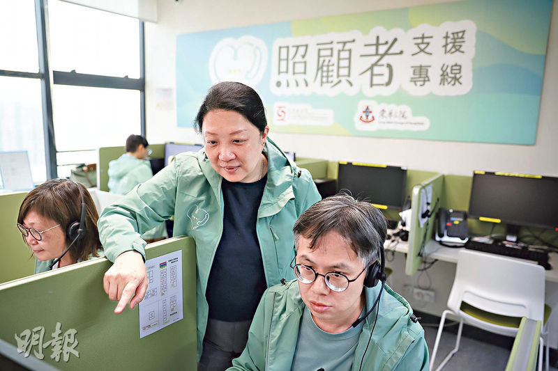 截至今年6月底，照顧者支援專線錄得99,899次通話，即平均每日155次。照顧者支援專線中心主任何泇儀（中）稱專線社工要接電話，又要外展工作，形容工作「辛苦、拼搏」，皆用心盡全力幫求助家庭。（何佩錡攝）