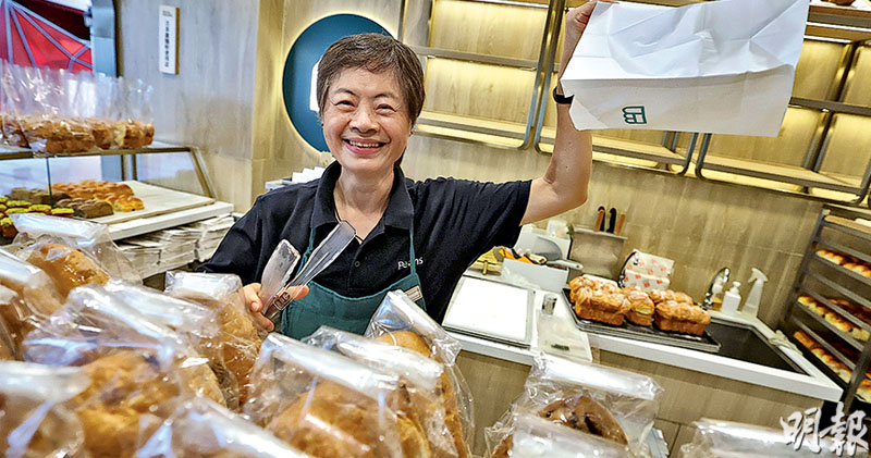 將踏入70歲的Auntie Rowena在「荳子烘焙」任職兼職服務員,她強調「最重要放下自己,不要覺得年紀大就比其他人經驗多」,並舉例「揈開」紙袋的工序看似簡單,獲年輕同事指導手勢後更得心應手。(李紹昌攝)