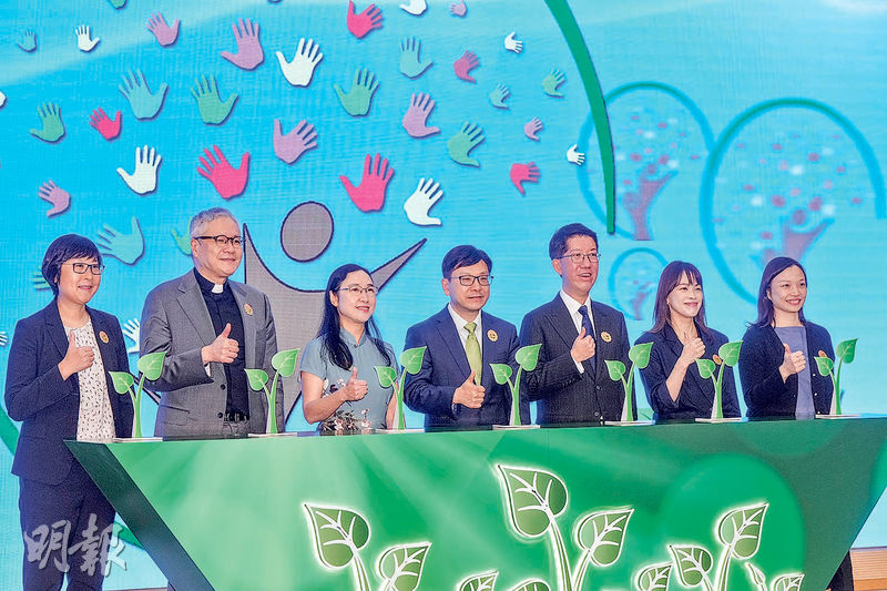 《強制舉報虐待兒童條例》明年1月20日實施，政府昨日推出《強制舉報者指南》，協助25類專業人員識別個案是否要強制舉報。勞福局長孫玉菡（中）昨在《指南》啟動禮致辭稱，未來有舉報機制，「我們能早一天干預，早一天救回一個小朋友，換來美好的明天」。（馮凱鍵攝）