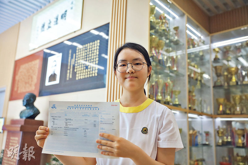 住深圳的狀元王苑廷就讀香港道教聯合會鄧顯紀念中學，每天跨境到上水返學，每程需逾40分鐘。她善用乘車時間看新聞，這段路途亦讓她紓壓，不覺辛苦。她升學後考慮來港居住。（何佩錡攝）