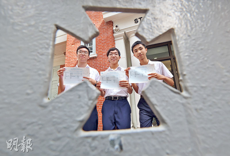 聖保羅男女中學誕生3名「超級狀元」，當中龔炘朗（左）、黃嘉揚（中）均盼負笈英國，鄭曣載（右）則心儀中大醫科。（李紹昌攝）