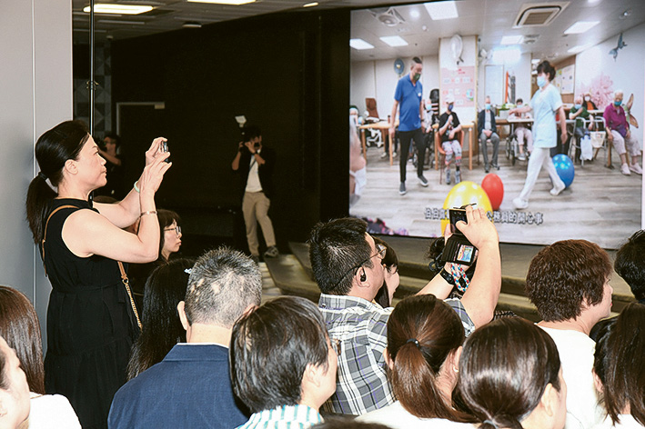 台上播放得獎者的感人故事短片，吸引不少出席者「打卡」。