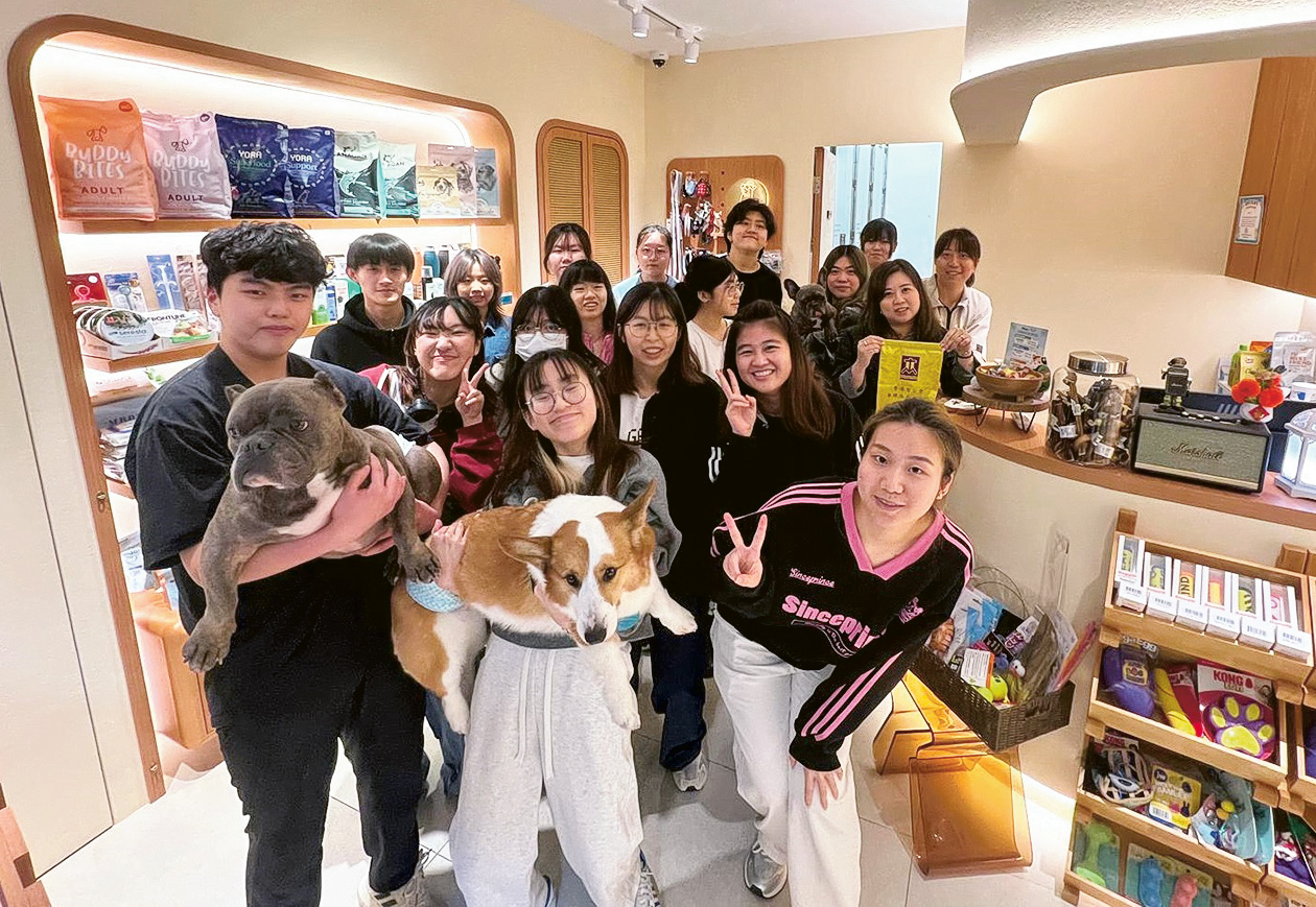 不少年輕人對寵物行業有興趣，希望把興趣變成事業。圖為寵愛 軒寵物護理員基礎證書課程學員到寵物酒店參觀。