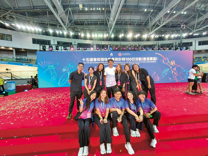 活動策劃工作着重團隊合作。圖為Vivian(後排左三)帶領公司團隊參與全運會及殘特奧會倒數100日活動。