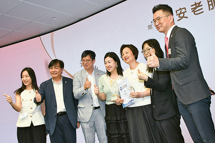 得獎者們與嘉賓、親友及同事合照留念，記錄開心及珍貴時刻。