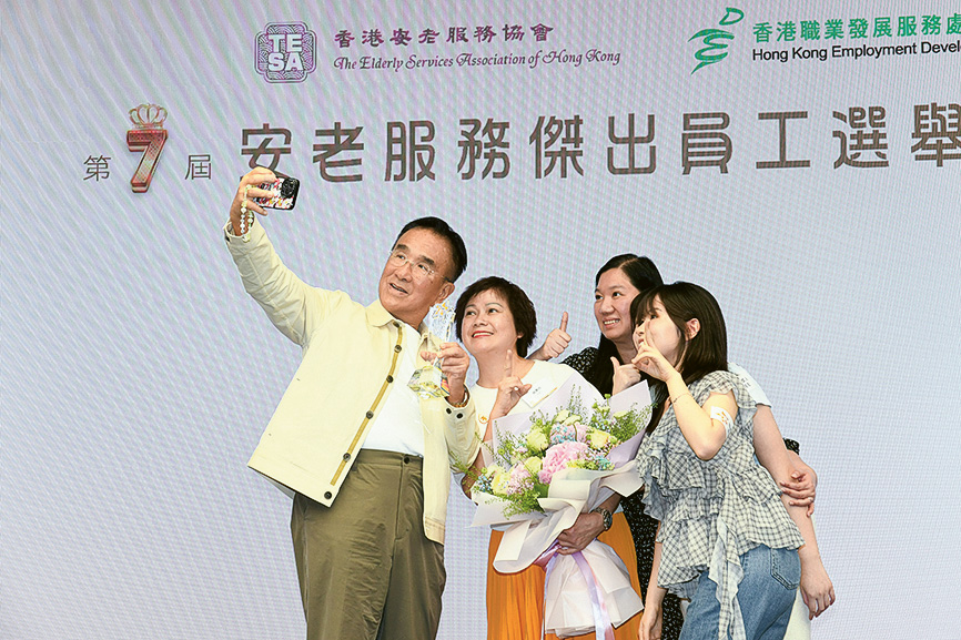 得獎者們與嘉賓、親友及同事合照留念，記錄開心及珍貴時刻。