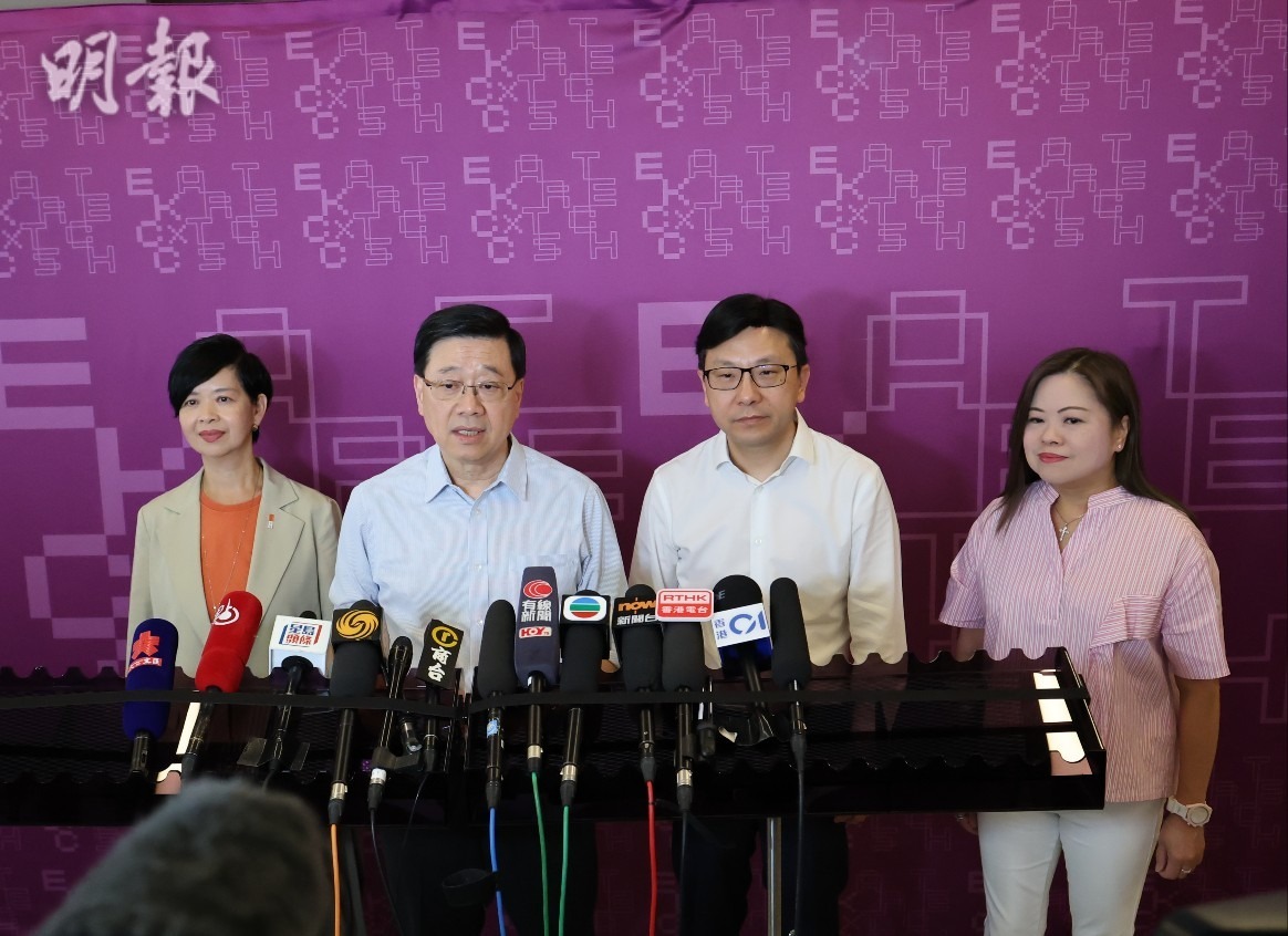 行政長官李家超（左二）認為，高才通計劃符合當初理念與目的，政府將繼續推行計劃及提供足夠吸引力讓人才留港，避免人才服務競爭對手。（李紹昌攝）