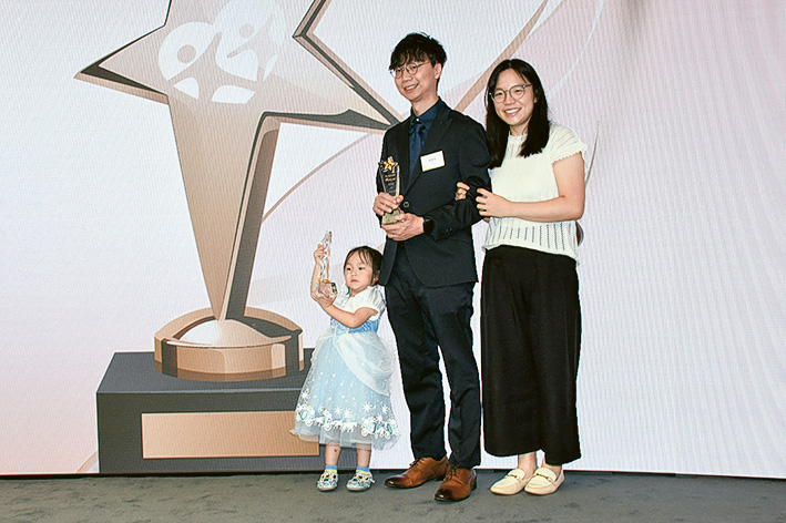 得獎者獲親友、同事到場力撐及祝賀。