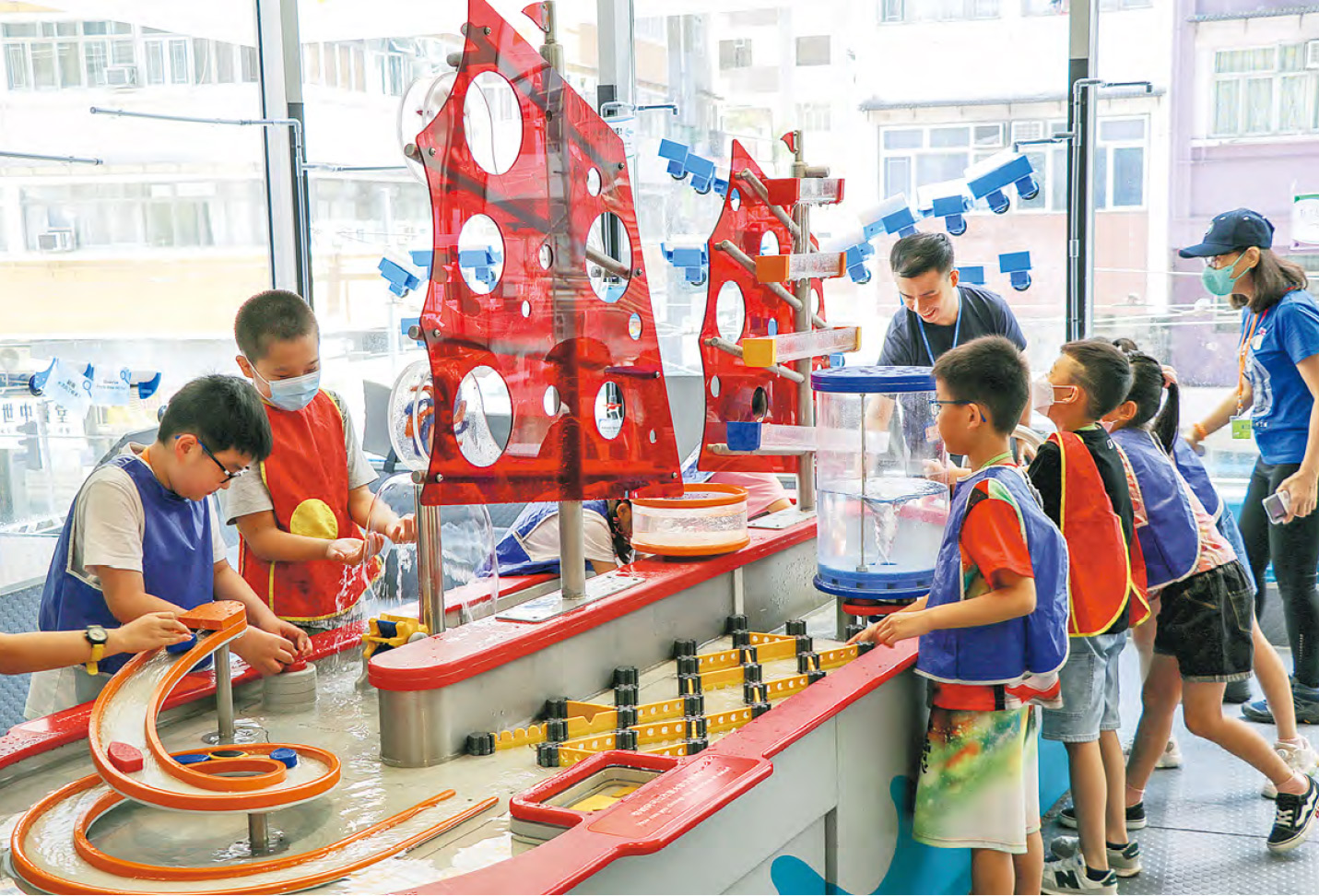 從外面看不見內裏乾坤，拉開貼有波點的趟門，才發現西灣河這間藏於民居與商廈之間的香港首間兒童博物館。（兒童探索博物館提供）