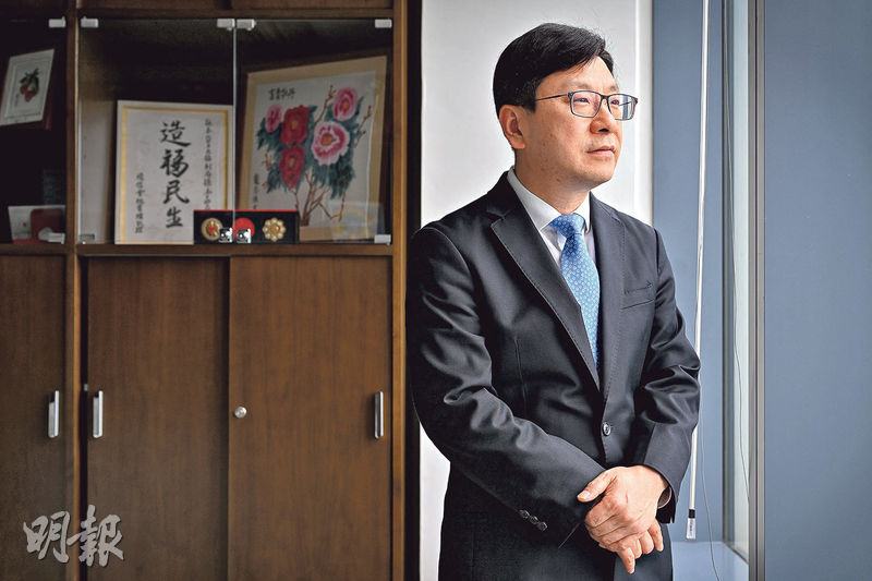 勞福局長孫玉菡接受本報專訪談及多個勞工議題,提到香港面對人口高齡化、勞動力縮減,補充勞工優化計劃既要確保本地工人優先就業,亦要確保香港繼續有人發展經濟。他說,相對年輕的高才來港工作,其繳交的稅款有助支援高齡化社會,形容他們是來幫助香港處理高齡化問題。(盧曼盈攝)
