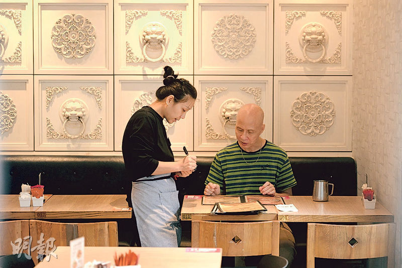 圖為有侍應在餐廳為顧客落單。勞福局長孫玉菡昨宣布，今年9月起申請輸入初級廚師及侍應的飲食業僱主須於本地招聘期間到勞工處就業中心實地招聘。（鍾林枝攝）