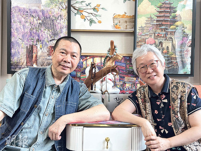 李榮顯(左)、杜慧芝(右)夫婦去年入住祈福護老公寓「享老」,套間擺放着兩人網購的玩意,但認為AI沒法替代人與人之間的交流。(蔡宛均攝)