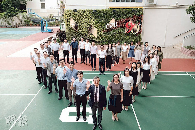 迦密柏雨中學校長黃偉強說，這學年69個教職員中多達34人是迦密柏雨的畢業生，現司職不同崗位，形容是學界的「異數」。（受訪者提供）