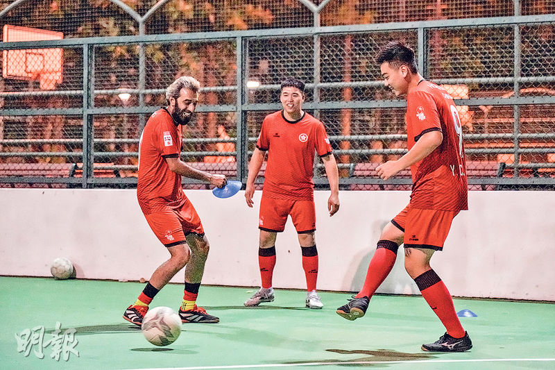 隊長阿堅(左)去年曾因賭博輸光收入及積蓄,無法面對家人而露宿街頭,他說參與代表隊集訓後沒再賭博,家人也重新信任他。球員阿狗(右)則提到昔日因販毒錯失成為職業球員的機會,後悔以往無珍惜足球,今次代表香港出戰無家者世界盃,得以一圓童年夢想。(馮凱鍵攝)