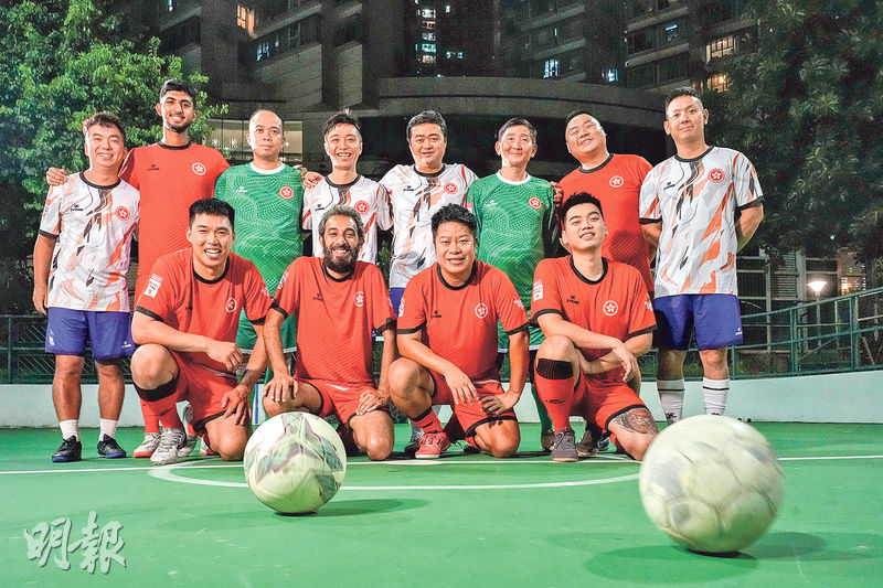 圖為今屆代表隊球員、領隊及助教。領隊朱富榮(後排右四)是2008年代表隊球員,他說當年隨隊到澳洲參賽令他開眼界,初時執著輸贏,慢慢察覺沿途很多人幫忙,因而想回饋他人。(馮凱鍵攝)