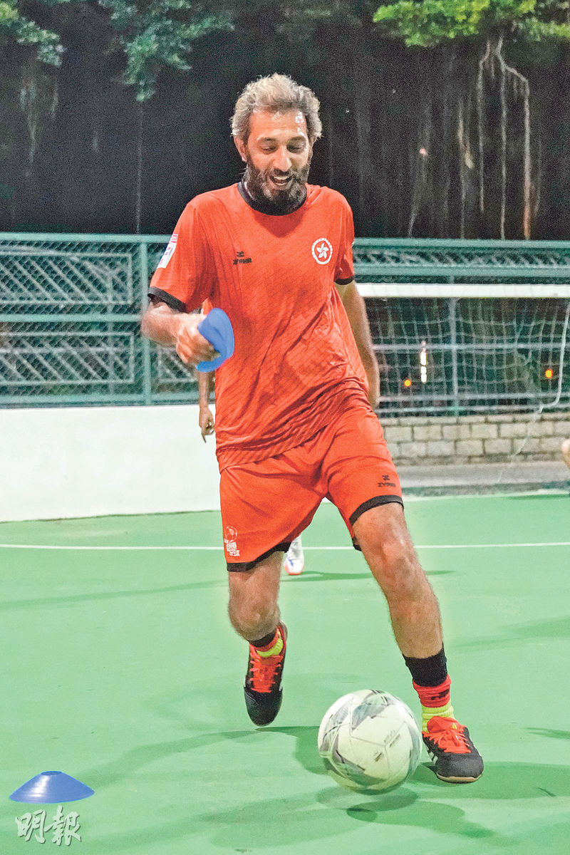 過去5個多月的集訓,阿堅(圖)不時也是下班後趕到球場參與,今次到挪威奧斯陸參賽,前後要請10日假,他說請假有困難,毅然選擇辭職,「踢足球比工作重要」。(馮凱鍵攝)