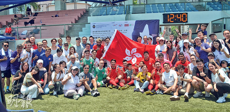 香港無家者世界盃代表隊上月由立法會議員林振昇、江玉歡、林筱魯授予區旗,今晚正式出發前往挪威參賽。(香港街頭足球提供)