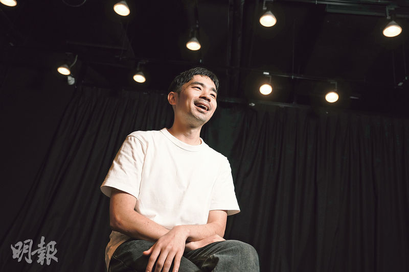 37歲視障藝術家李昇自9歲學琴,開過演奏會,教過不少學生,近年參與不少戲劇演出,包括本周末在尖沙嘴文化中心上演的《難聽音樂會》飾演要角。他說演戲的意義在於令他有多一個途徑更認識及接納自己。(賴俊傑攝)