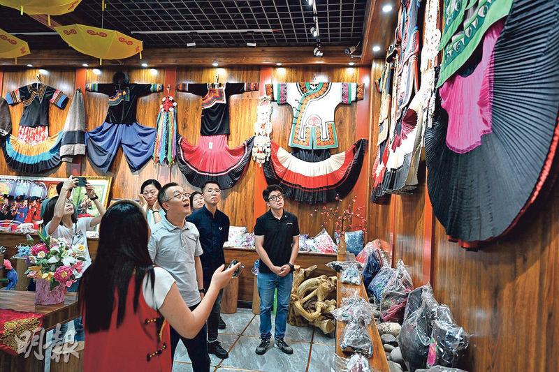 彝族刺繡係國家級非物質遺產,一眾高級公務員到訪四川馬邊的花間刺繡合作社,了解如何將非遺技藝結合現代商業模式。(楊何蓓茵facebook)