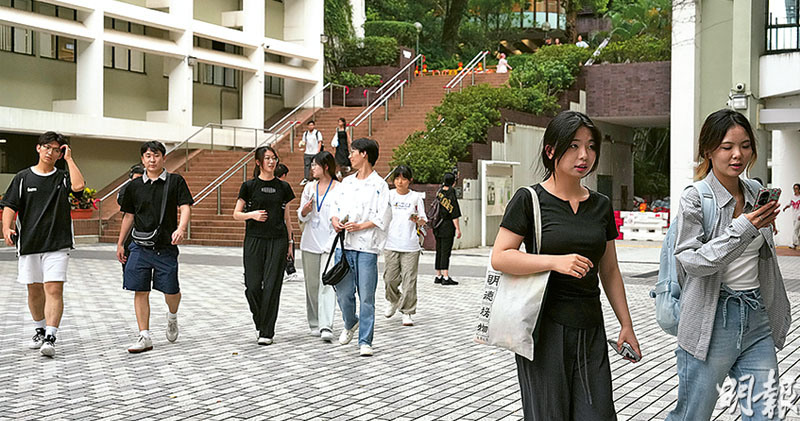圖為香港大學校園。政府昨日宣布修訂資助專上課程的申請資格，加入居港規定，要求持高才受養人簽證者申讀資助課程時，須居港滿兩年。有「高才通」家長為兒子更有把握入讀港大，一早安排兒子在內地讀DSE課程，得悉特區政府新措施後大感不滿。（廖凱霖攝）
