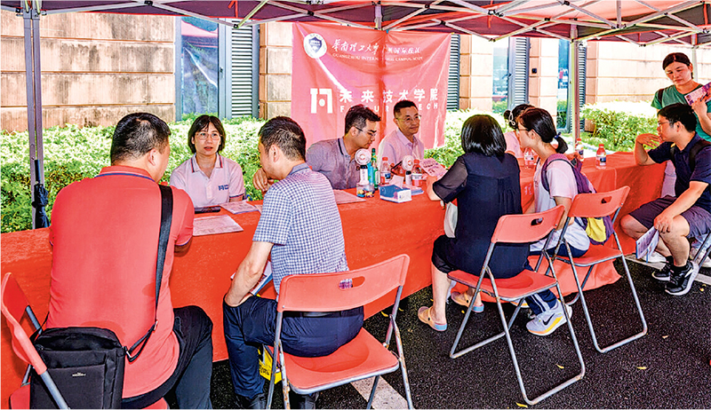 華南理工大學6月22日舉辦2025年校園開放日活動，重點培養人工智能、數據科學與大數據技術專業人才的「未來技術學院」受到家長與學生關注。（網上圖片）