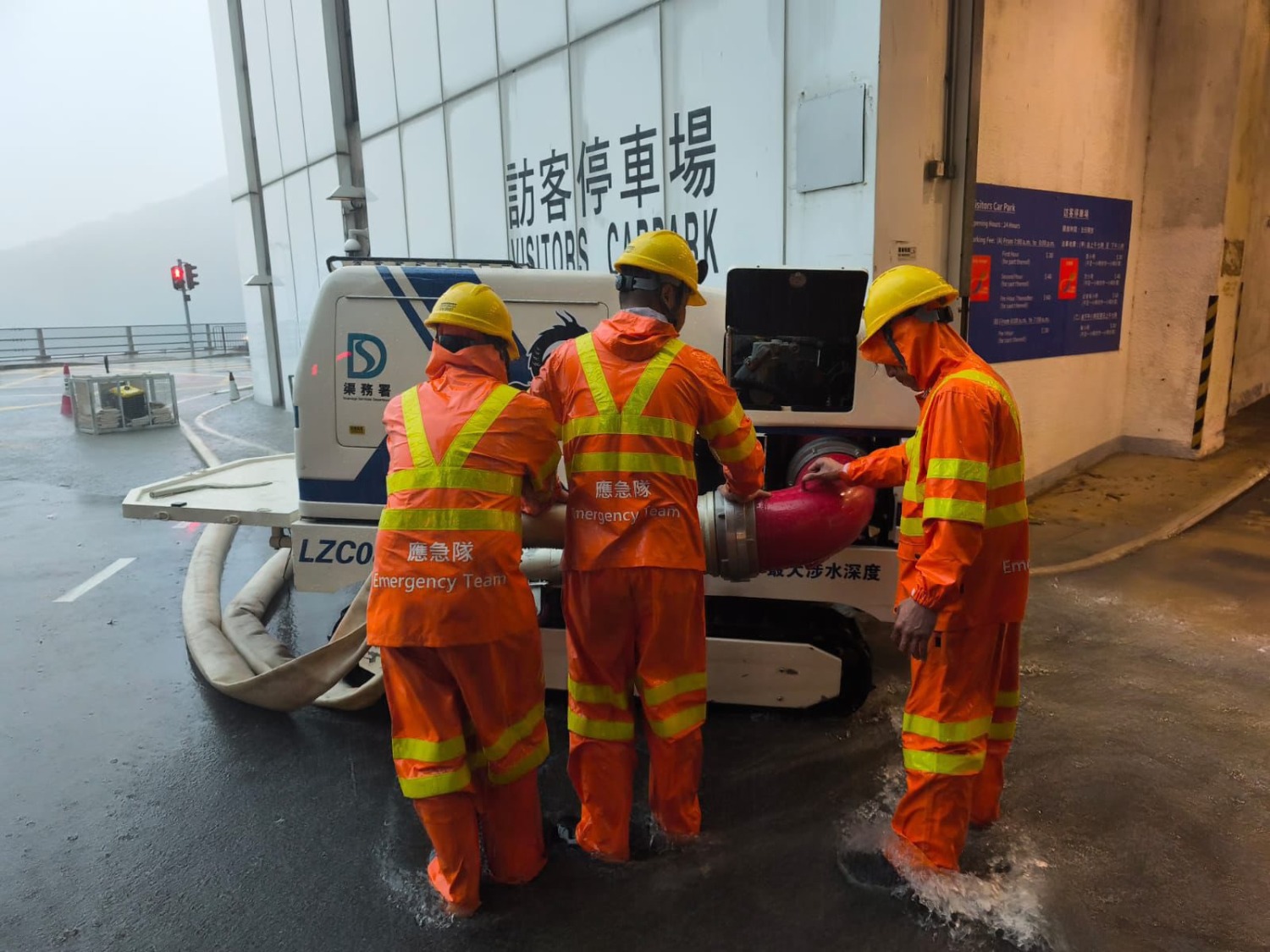 緊急應變隊早上近8時半於薄扶林道出動排水機械人「龍吸水」處理水浸個案。（渠務署下水水Facebook）