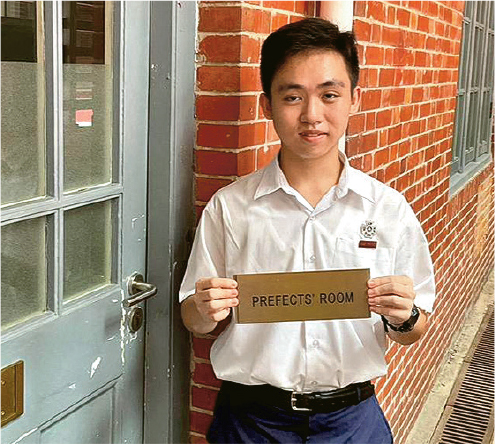 就讀聖保羅男女中學的曾銘聰昨日收到中學文憑試(DSE)成績覆核結果,英文及物理科由5*升至5**,成為今屆DSE第17名「狀元」。(受訪者提供)