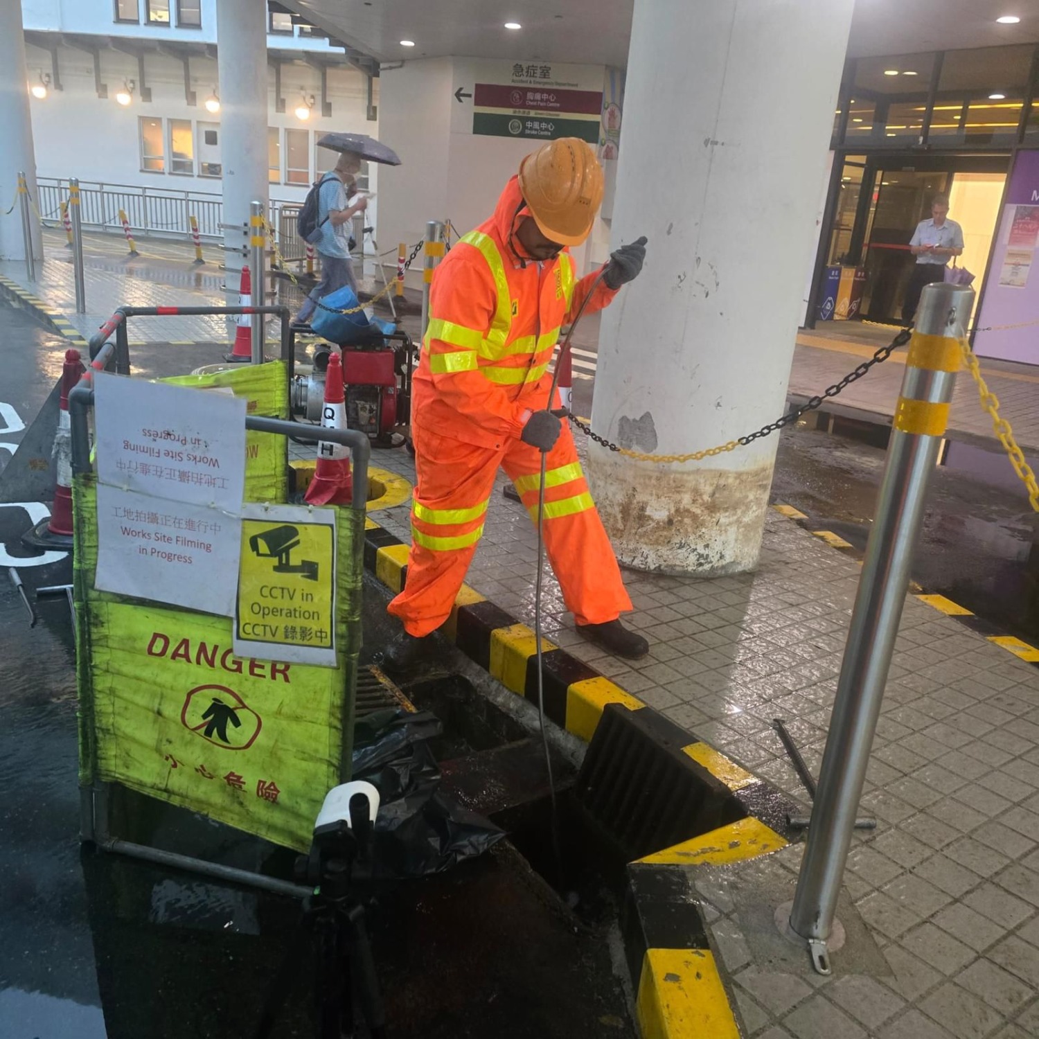 緊急應變隊伍於瑪麗醫院清渠，以防出現水浸。（渠務署下水水Facebook）