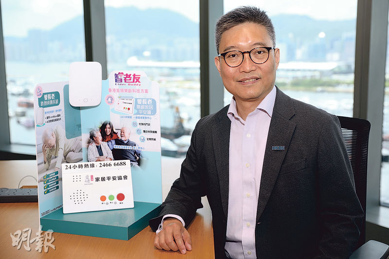 香港寬頻持股管理人及副總裁許偉文表示，「智老友」在設計上考慮長者習慣，免去佩戴和充電，廣受長者好評。（何佩錡攝）