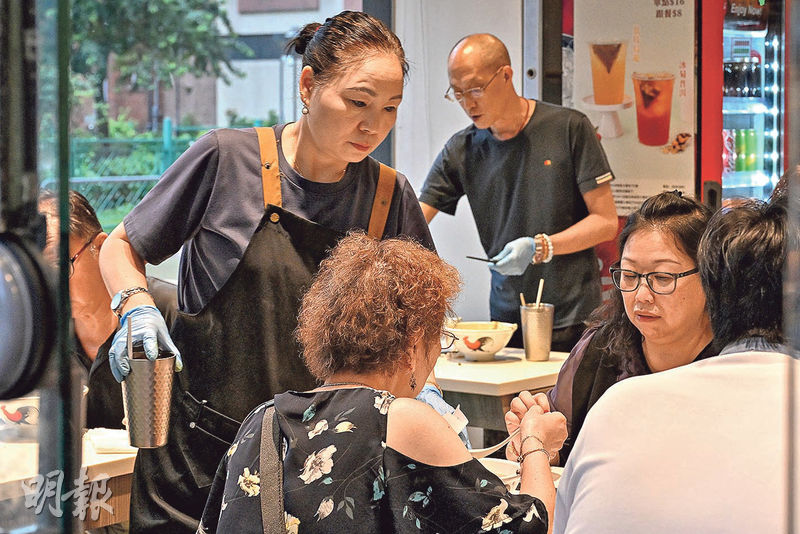 圖為有侍應在餐廳工作。勞福局長孫玉菡稱,目前有3萬名外勞經補充勞工優化計劃到港,一半從事餐飲業,當中逾半從事侍應或初級廚師,考慮到兩工種數量多、餐飲業工友傾向即場求職,故增設要求,冀加強就業配對,不排除未來推展至其他工種。(盧曼盈攝)