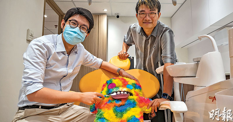 牙醫何冠彥(左)和社工張啟遠(右)共同創辦慈善機構「再現歡顏」,今年中獲社創基金資助設立無障礙牙科診所,裝修有不少精心設計,如選用暖木色,亦有為SEN兒童設計的治療室。團隊亦購買了英國熱門公仔Fuggler(圖)教兒童如何刷牙。(鍾林枝攝)