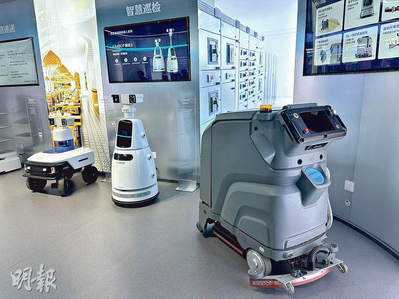 圖為優必選（9880）研發具備不同功用的非人形機械人。公司上半年投入逾2億人民幣研發費，圍繞人形機械人相關技術的突破。（陳子凌攝）