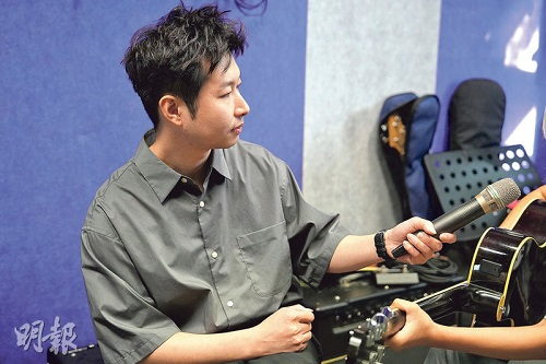 成功戒除大麻、不願上鏡的KB（右彈結他者）憶述排練經歷，稱最有感觸的內容是一首歌的歌詞「不必着急，抱着我可以歌也可以泣」，形容能表達自己渴望被接納被愛的心情。圖左為保良局曹貴子動感青年天地註冊社工黃文傑。（廖凱霖攝）