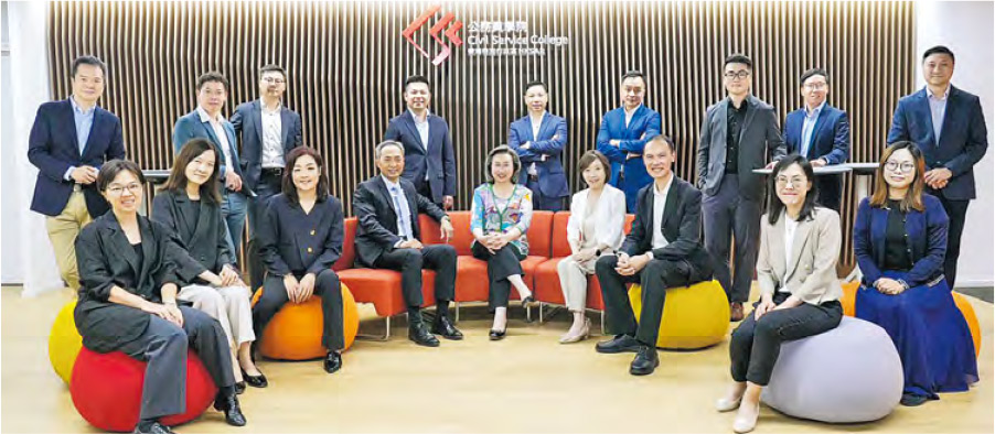  15個高級公務員已到北京參加為期一年嘅高級公務員公共管理碩士課程，公務員事務局長楊何蓓茵（前排左五）早前見過佢哋，寄語要抓緊每個機會努力學習。（楊何蓓茵fb）