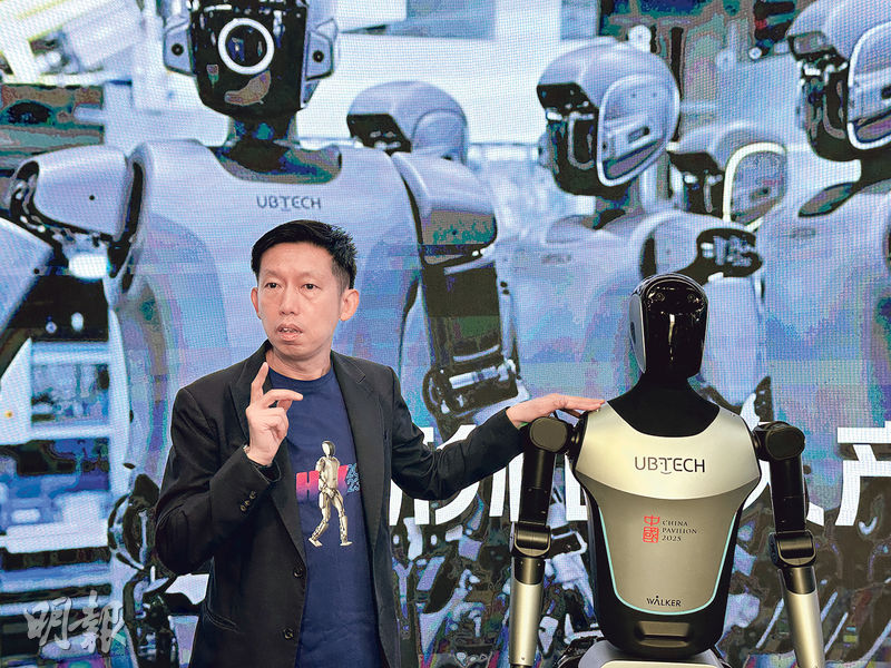 優必選（9880）首席品牌官譚旻（圖）介紹公司研發的人形機械人。他認為機械人要趕快進入工業應用，確保中國的製造業優勢。（陳子凌攝）