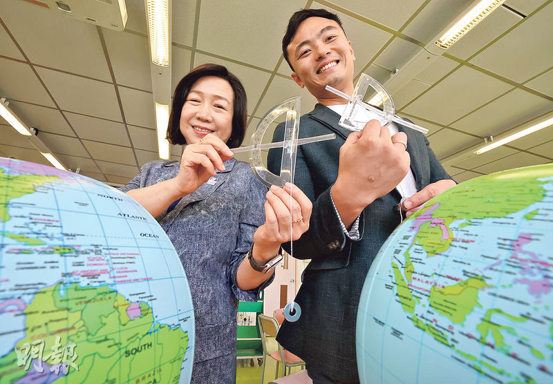 賽馬會推行「賽馬會探索科學」計劃,其間會指導教師製作科學科教材。計劃專業顧問蘇詠梅(左)與聖公會主風小學副校長黃世華(右)手持以簡單材料製作、用作觀察天文的「六分儀」。(李紹昌攝)