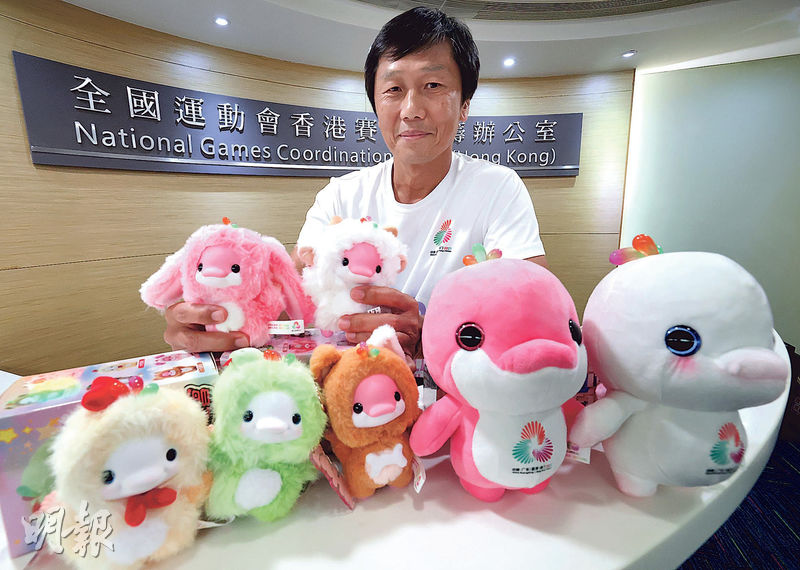 粵港澳全運會11月9日開幕,全國運動會統籌辦公室主任楊德強接受本報專訪稱,期望香港這次相隔16年再辦大型綜合運動會,主場之利助香港運動員在獎牌數目取得突破。圖前方為今屆全運吉祥物「喜洋洋」和「樂融融」最新推出的商品。(李紹昌攝)
