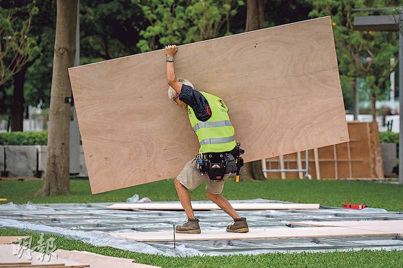 昨午有工人於金鐘添馬公園施工並搬運木板。本港最新失業率升至3.9%，其中建造業失業率由6至8月的6.9%升至7至9月的7.2%。（盧曼盈攝）